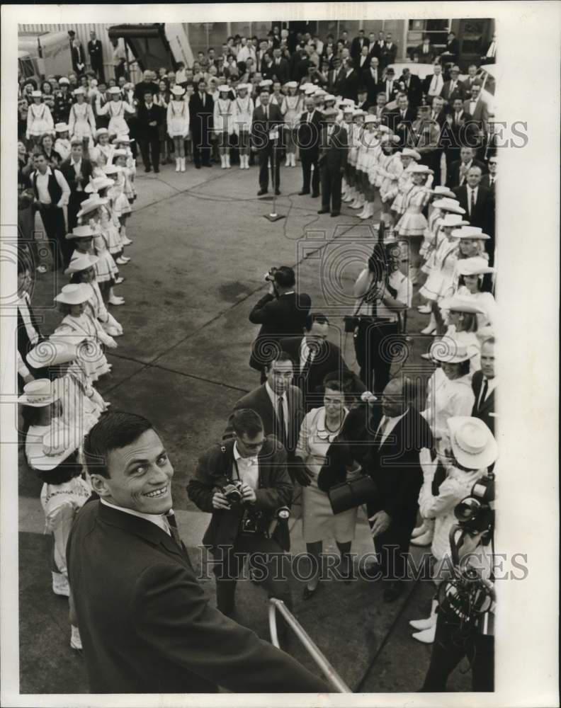 1965 Press Photo Tulsa University Football Player Howard Twilley at Airport- Historic Images