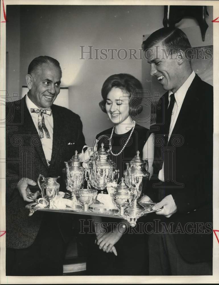 1964 Press Photo Don Trull accepts Sam Baugh Award of Silver Set with Wife- Historic Images