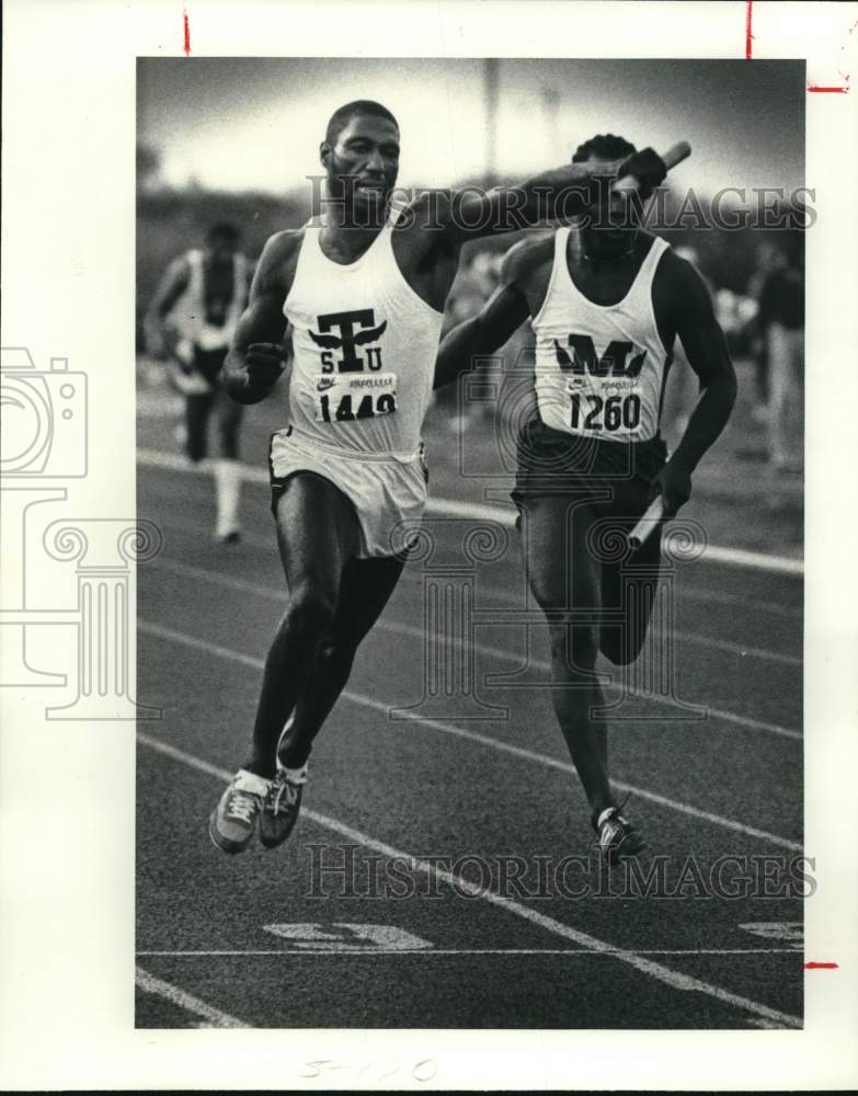 1981 Press Photo Ricky Moxey of TSU and Charles Pickens cross NAIA finish line- Historic Images