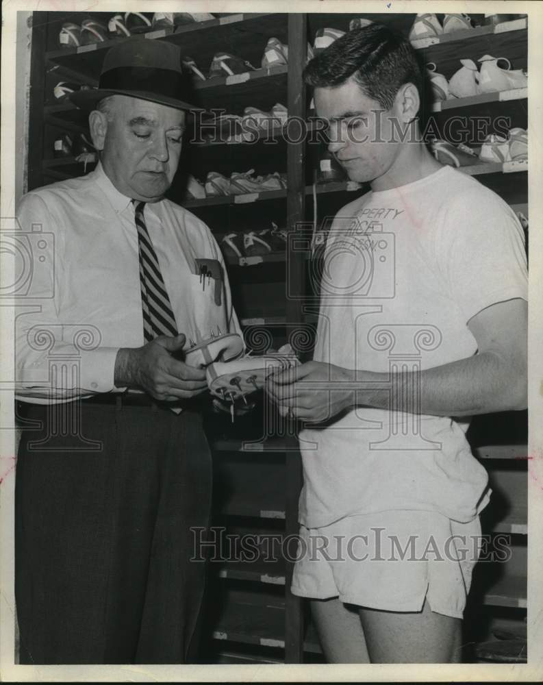 1963 Press Photo Rice University Track Emmett Brunson with Fred Hansen- Historic Images