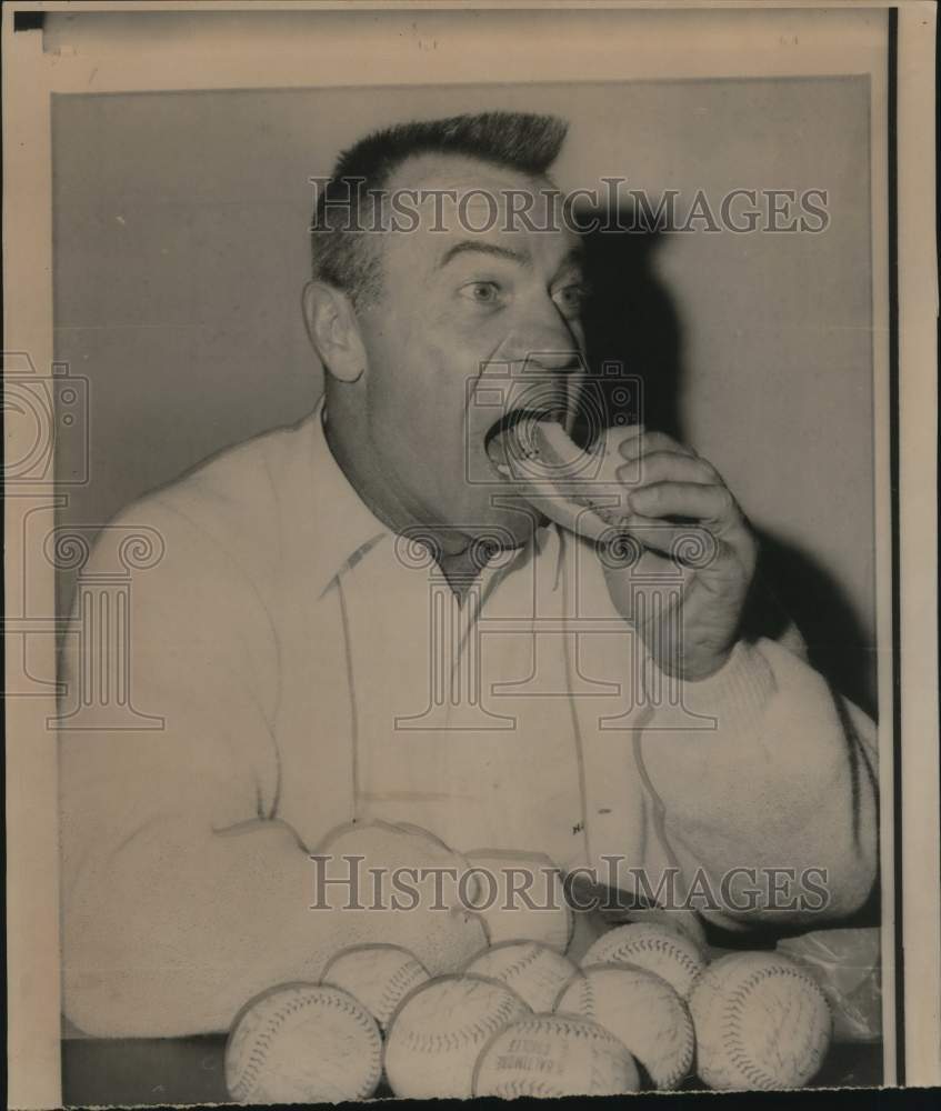 1966 Press Photo Baseball player Hank Bauer eats sandwich. - hps06452- Historic Images