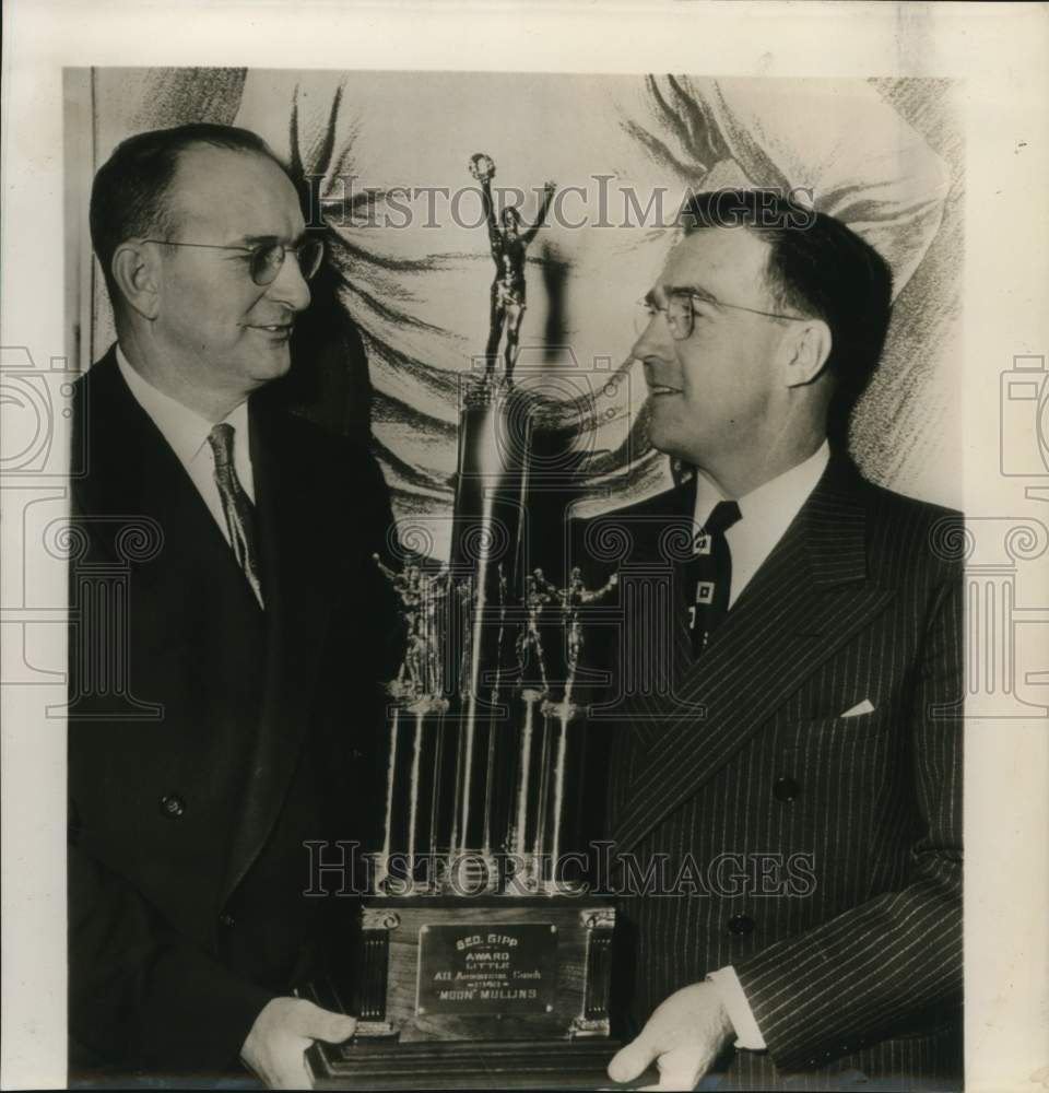 1958 Press Photo Larry (Moon) Mullins presented All American award- Historic Images