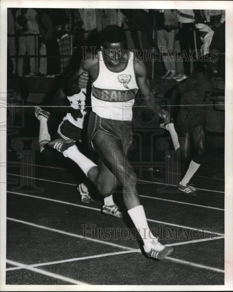 1975 Press Photo Charles Alexander breaks tape for 9.5 clocking. - hps06633- Historic Images