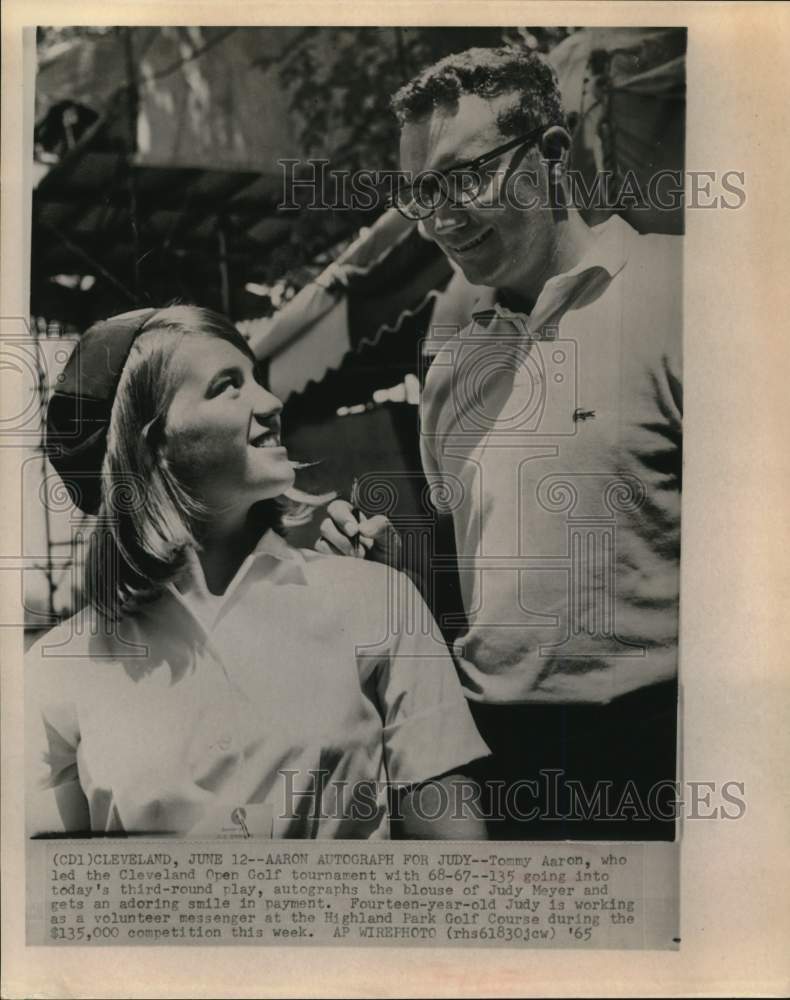 1965 Press Photo Tommy Aaron autographs Judy Meyer&#39;s blouse at Cleveland Open- Historic Images