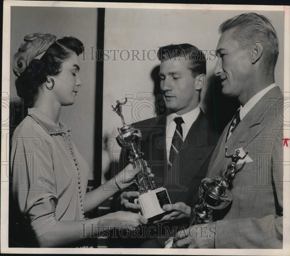 1957 Press Photo Fred Walcott, ex-Rice University Trackman at Awards Ceremony- Historic Images