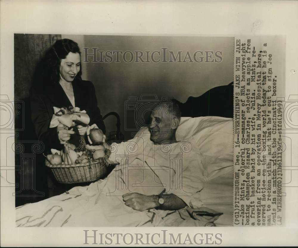 1949 Press Photo Jake Mintz with Wife in Mercy Hospital after Operation- Historic Images