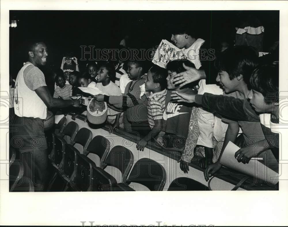 1987 Press Photo Houston Rockets Basketball Player Dirk Minniefield autographs- Historic Images