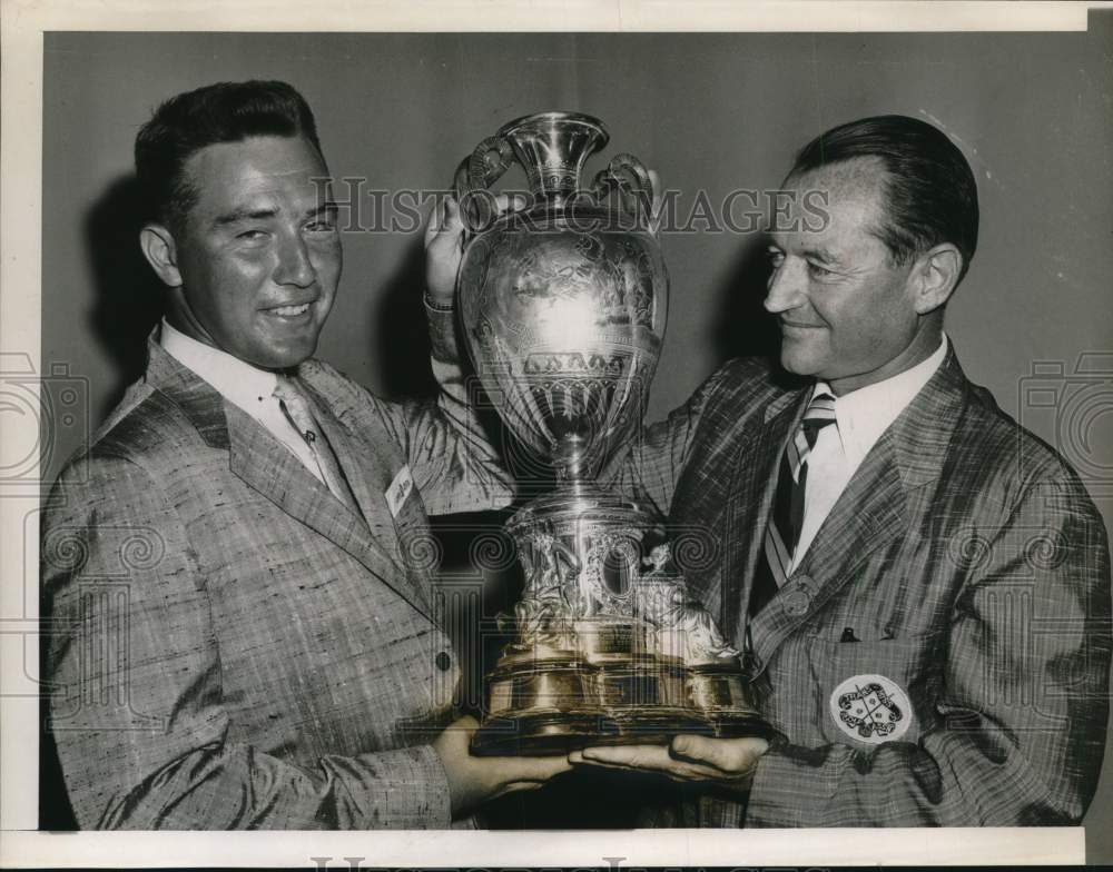 1957 Press Photo Rex Baxter, Jr., University of Houston Golfer awarded- Historic Images