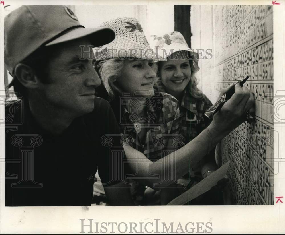 1975 Press Photo Golfer Mike Wynn with Women - hps07019- Historic Images