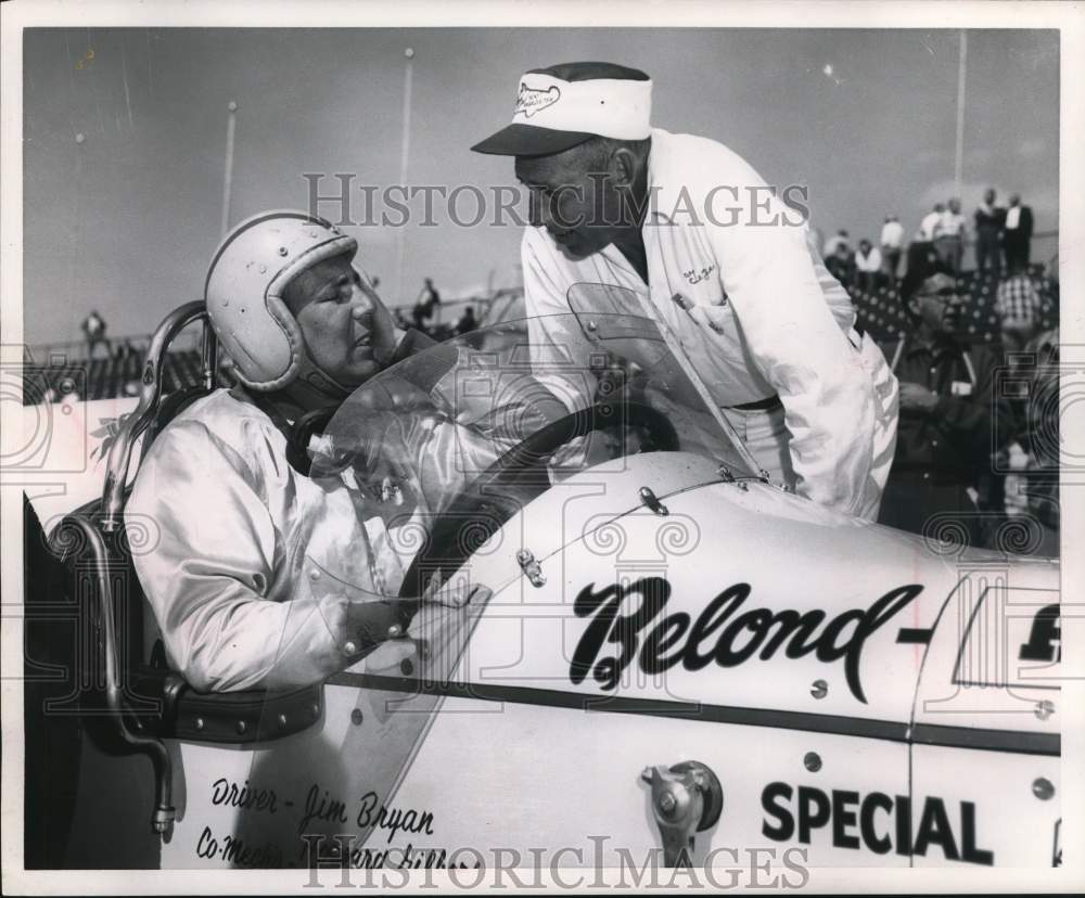 1958 Press Photo Race driver Jimmy Bryan confers with crew member - hps07073- Historic Images