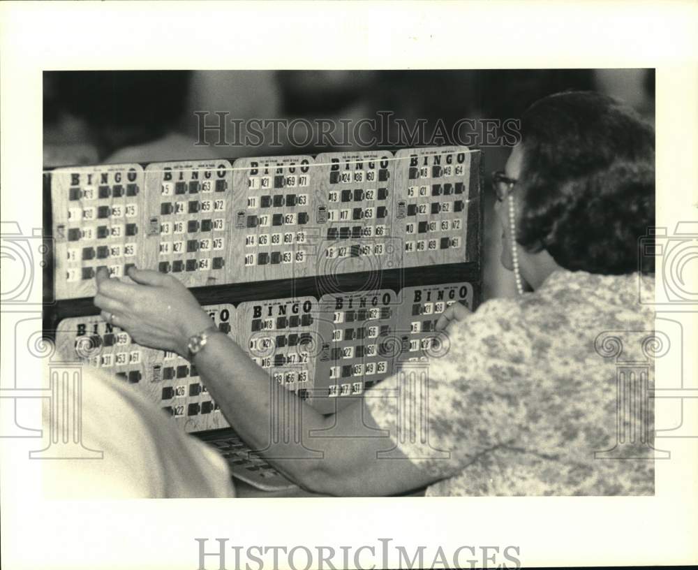 1979 Press Photo Bingo Player with Multiple Cards - hps07304- Historic Images