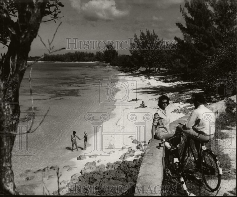 1961 Press Photo Sightseers on Beach of the Bahamas - hps07319- Historic Images