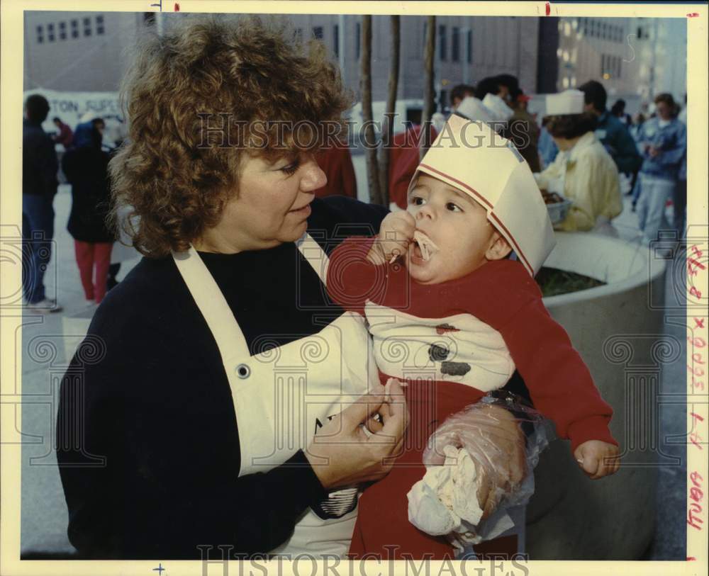1989 Press Photo Jonathan Castillo and mom enjoy Thanksgiving Superfeast.- Historic Images