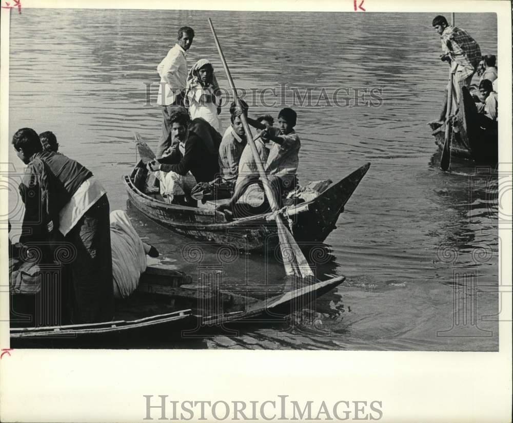 1972 Press Photo Visitors in Boat of Bangladesh - hps07381- Historic Images