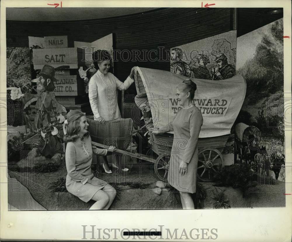 1969 Press Photo Women at Blue Bird Circle Gala at Mariott Motor Hotel Ballroom- Historic Images