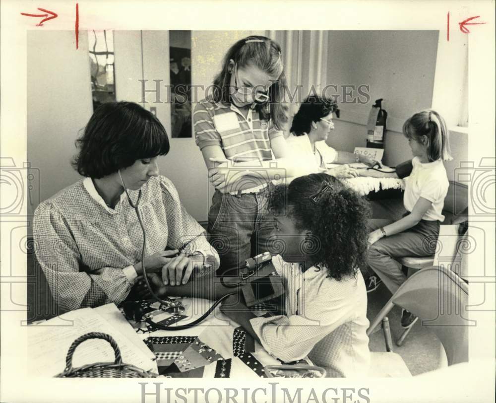 1983 Press Photo Dorothy Morrison takes blood pressure of Lashonda O&#39;Neal.- Historic Images