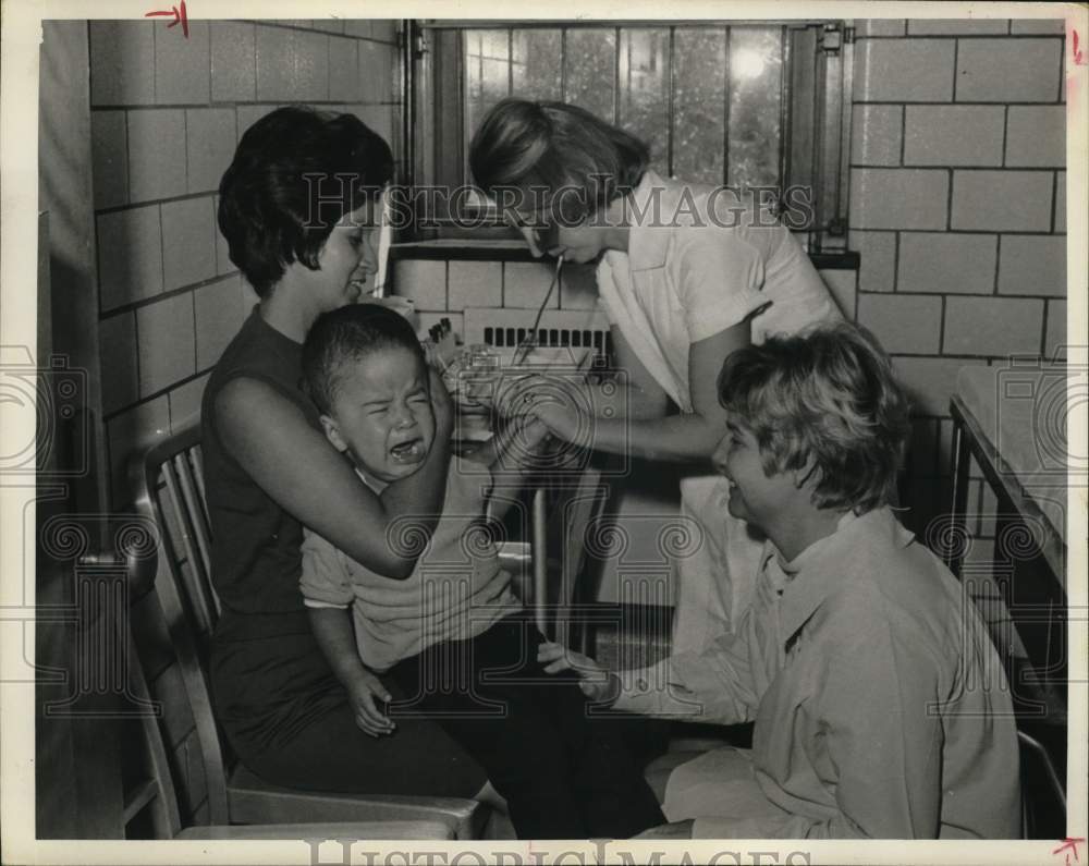 Press Photo Child cries while nurse takes blood sample. - hps07475