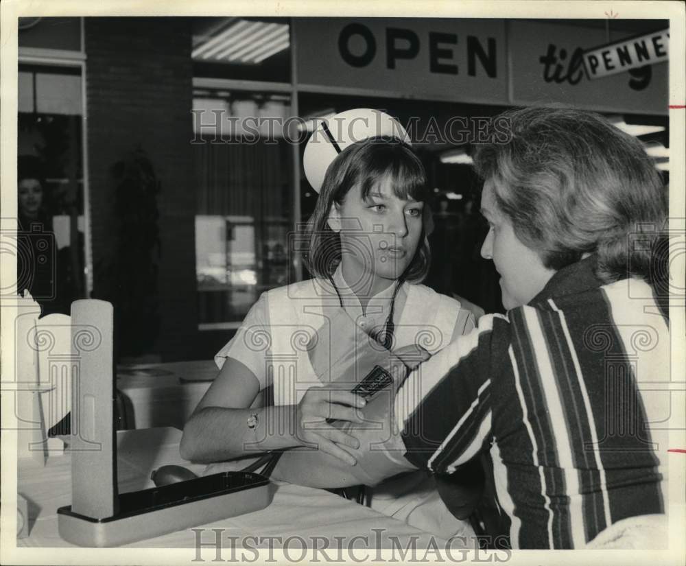 Press Photo Nursing Student Darlene Hall checks Blood Pressure of Woman- Historic Images