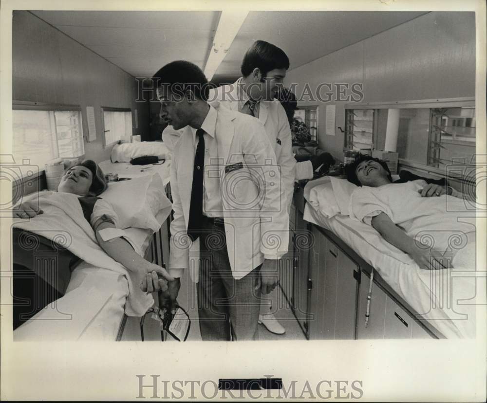 1970 Press Photo Willie Nichols and Dr. Bernard Barrett with Blood Donors- Historic Images