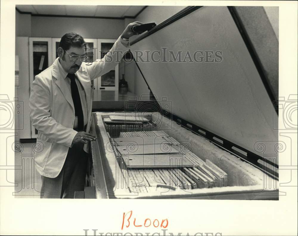 1985 Press Photo Jose Guerra with a freezer of blood at blood center - hps07492- Historic Images