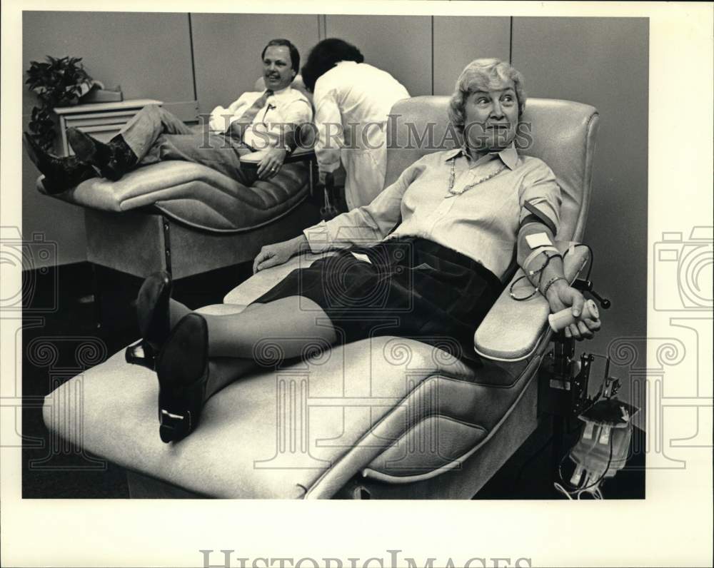 1986 Press Photo Doctors Betty Stephenson and Tom Woehler donate blood in Texas- Historic Images