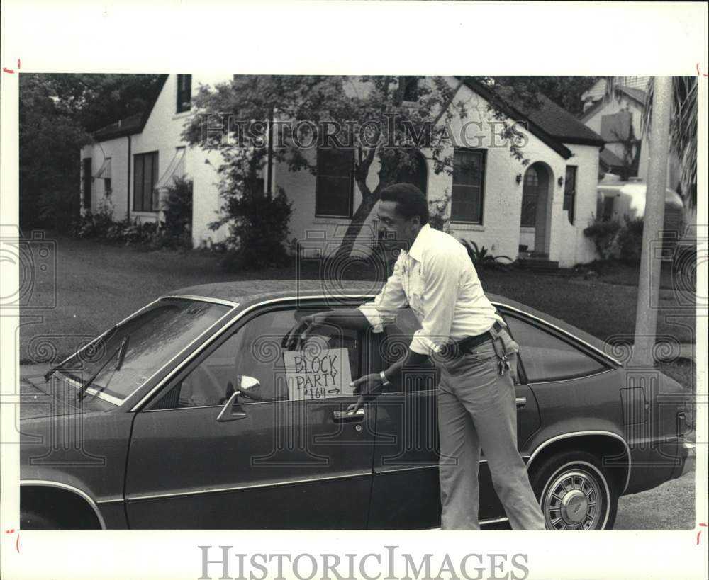 1982 Press Photo Man places a &quot;block party&quot; sign in a car window, Houston- Historic Images