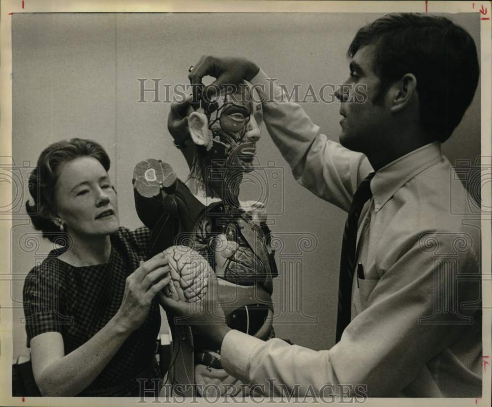 1969 Press Photo Clerihan tells Mrs. Saffell how the Body Works with Model- Historic Images