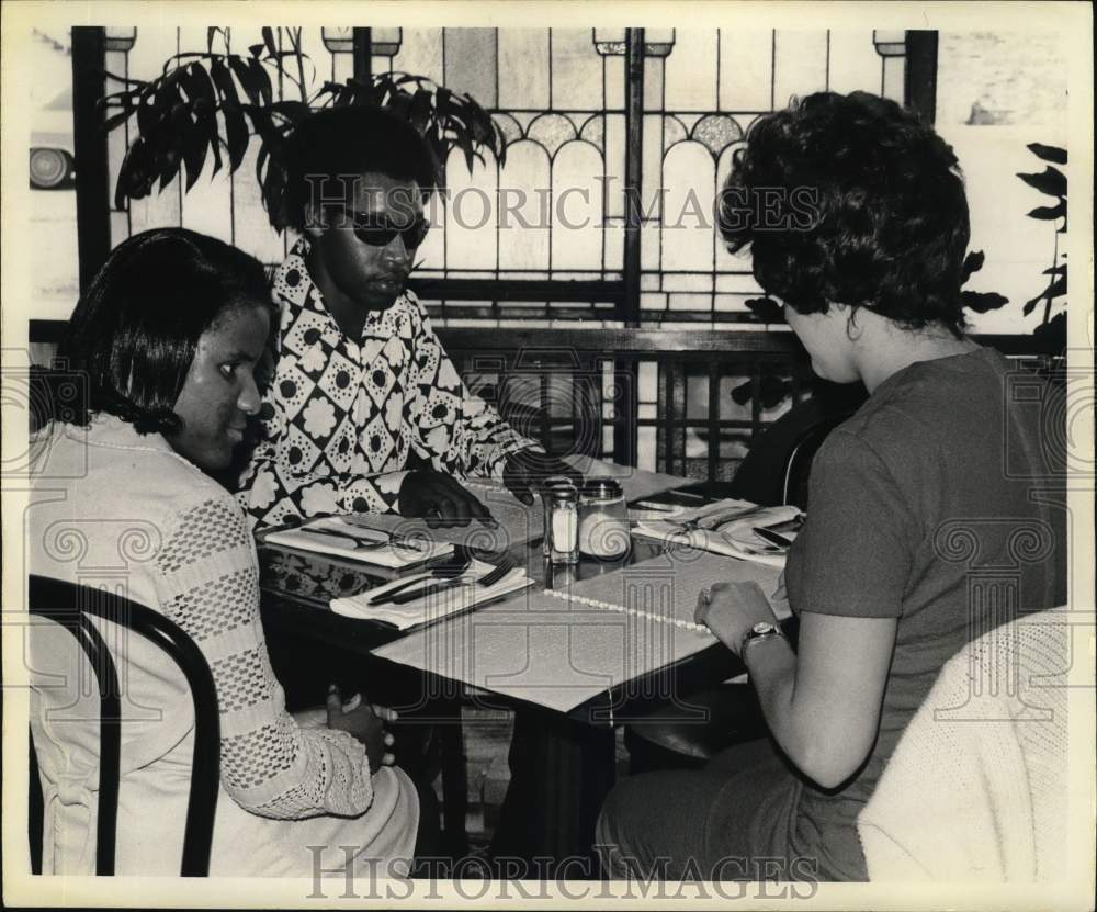 1974 Press Photo Yvonne Warren, Joe Harris and Evelyn Deans at Birraporetti's- Historic Images