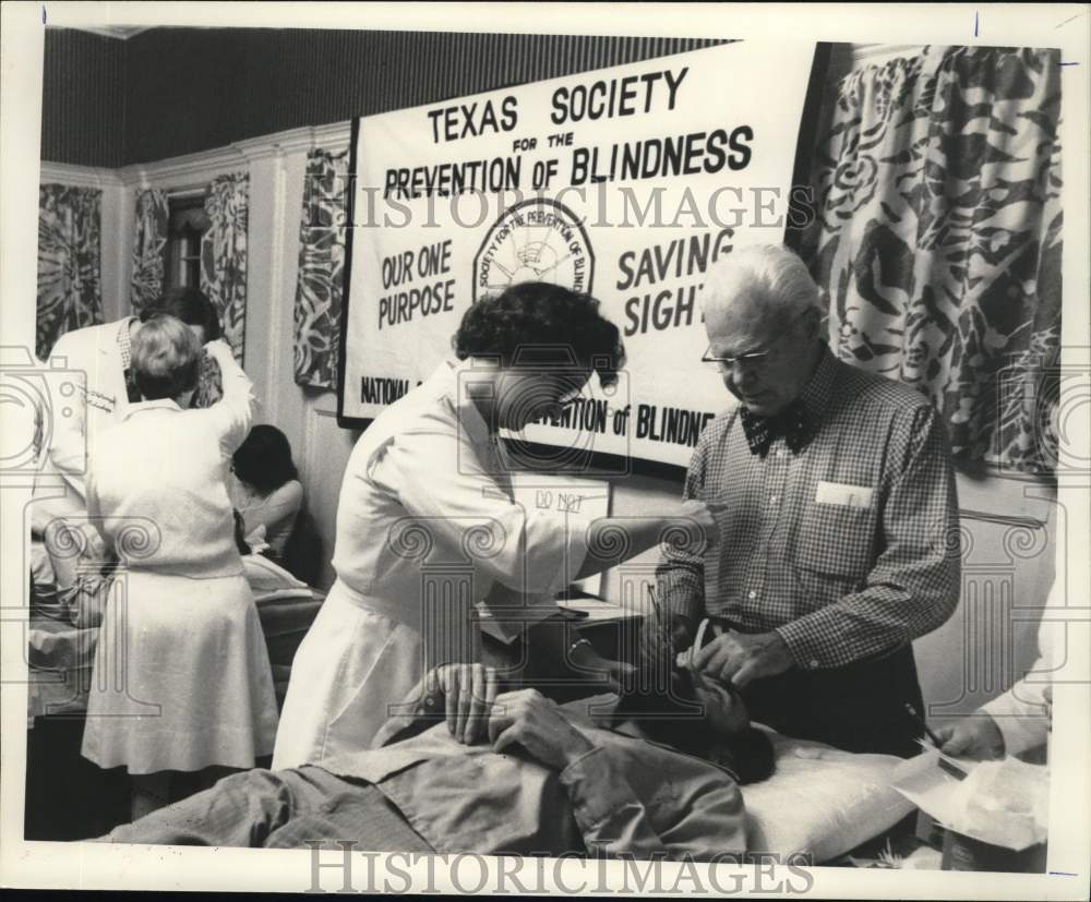 1976 Press Photo Participants in Glaucoma Screening in Texas - hps07510- Historic Images