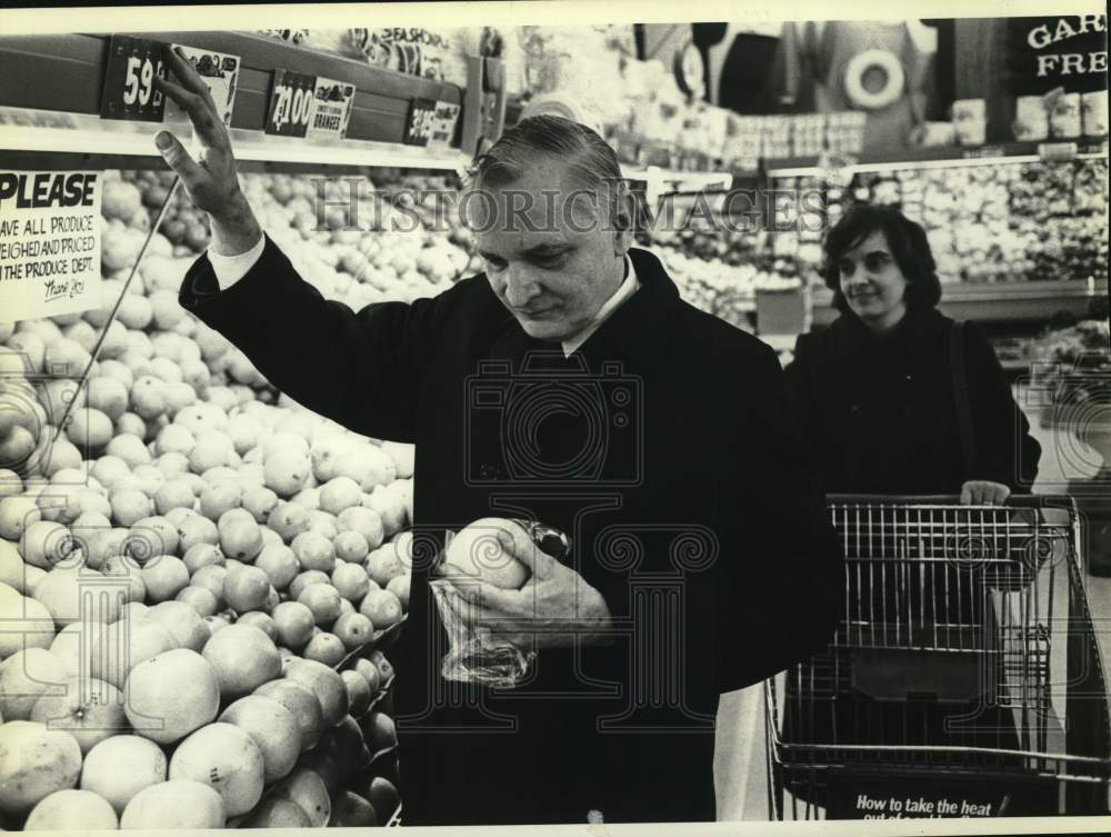 1982 Press Photo Dr. Robert Smithdas & Wife, Michelle at Long Island Supermarket- Historic Images