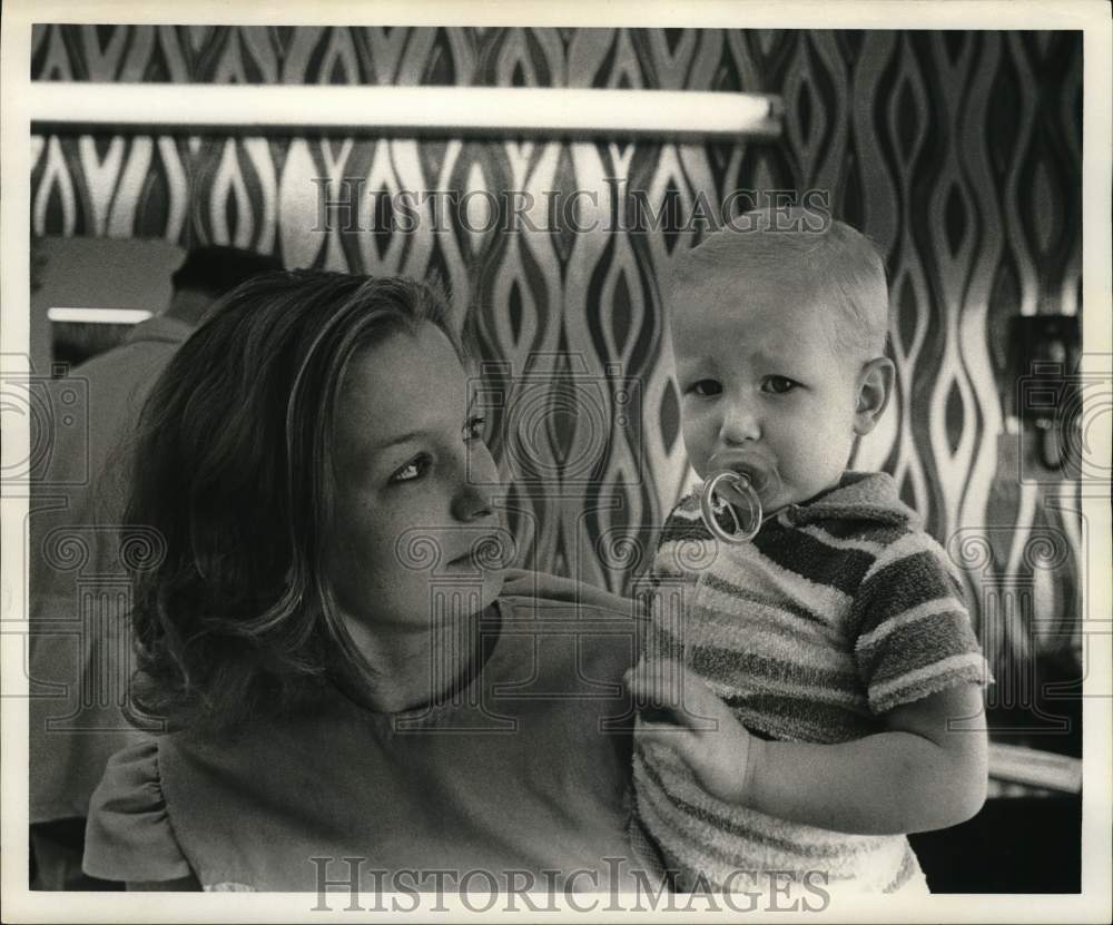 1973 Press Photo Mrs. Kenneth Corley and Zach on his first barber shop visit.- Historic Images