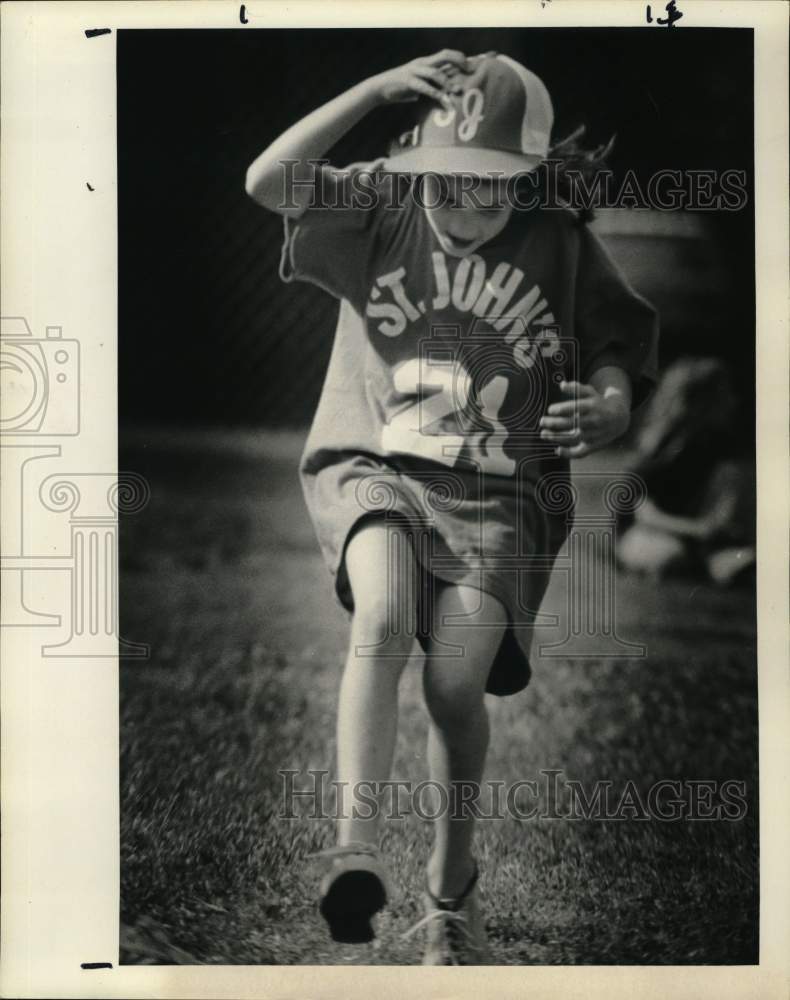 1978 Press Photo Tee-ball player Meme Holland runs to first base after hit.- Historic Images