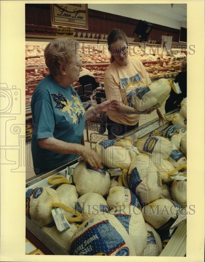 1989 Press Photo Evelyn Miller and daughter shop for turkeys at Randall's- Historic Images