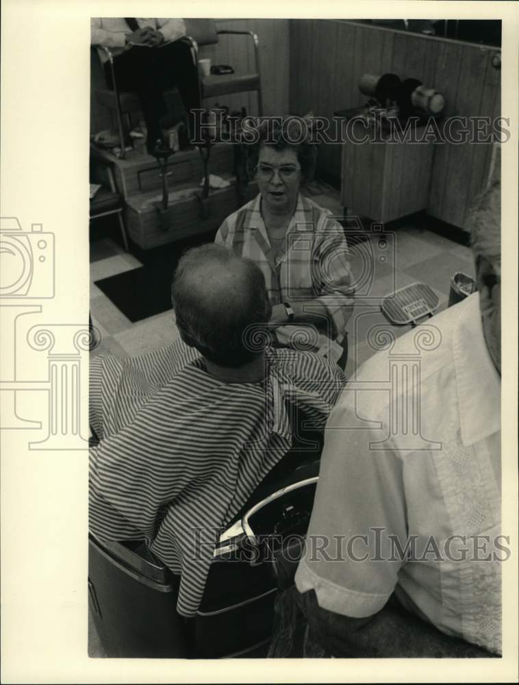 1985 Press Photo Manicure performed during customer&#39;s trip to barbershop.- Historic Images