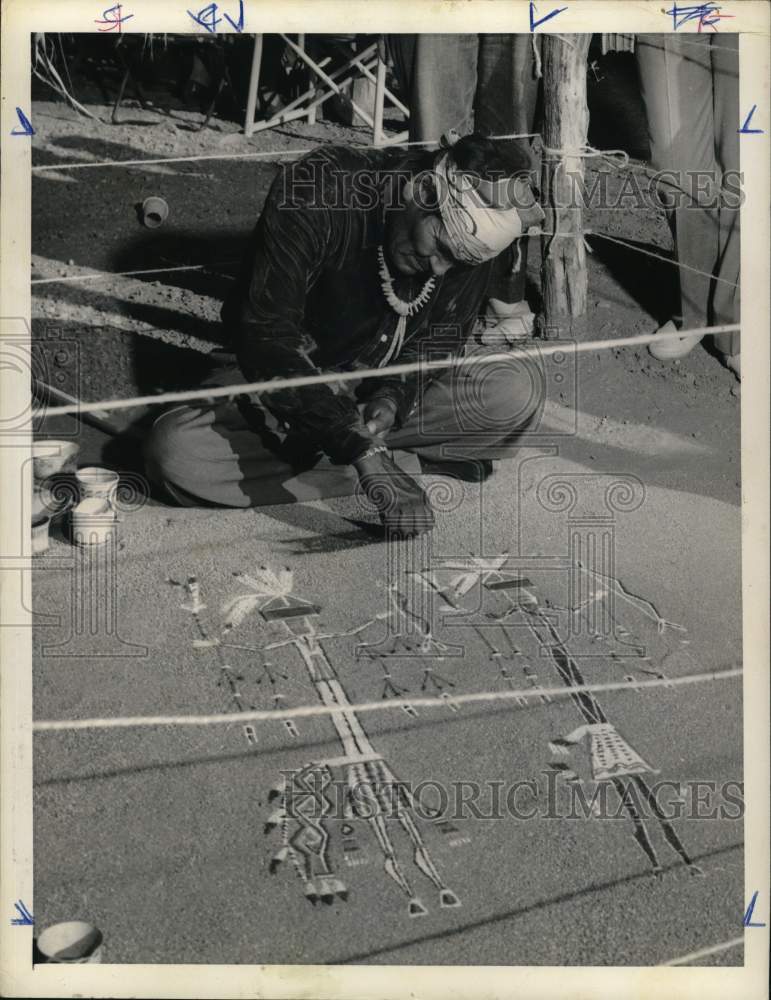 1960 Press Photo Phoenix, Arizona Navajo sand painter creates intricate designs- Historic Images