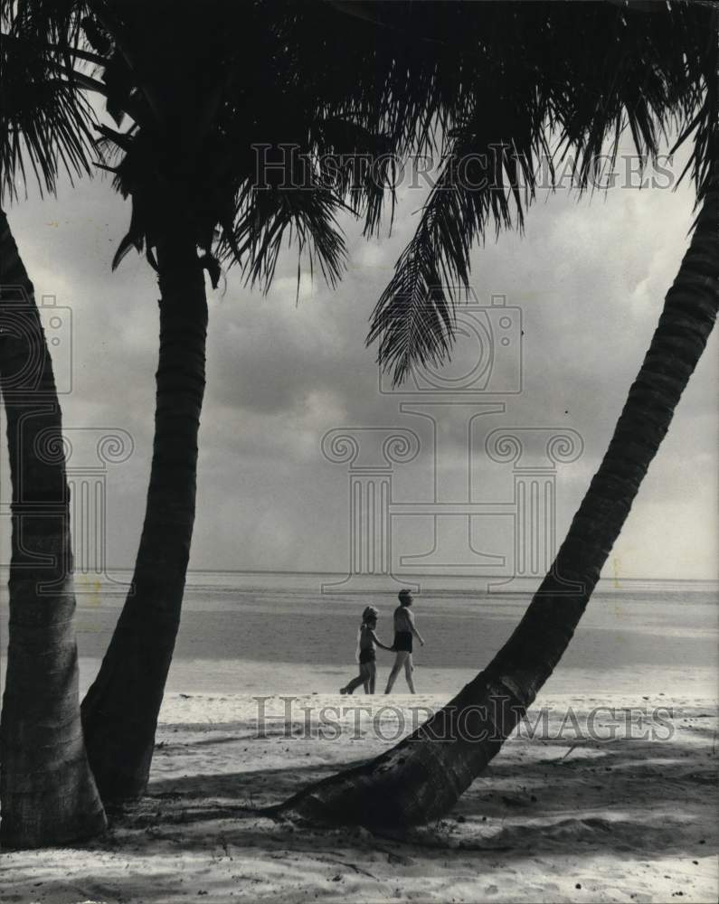 1965 Press Photo Tourists walk the Grand Bahama beach - hps07873- Historic Images