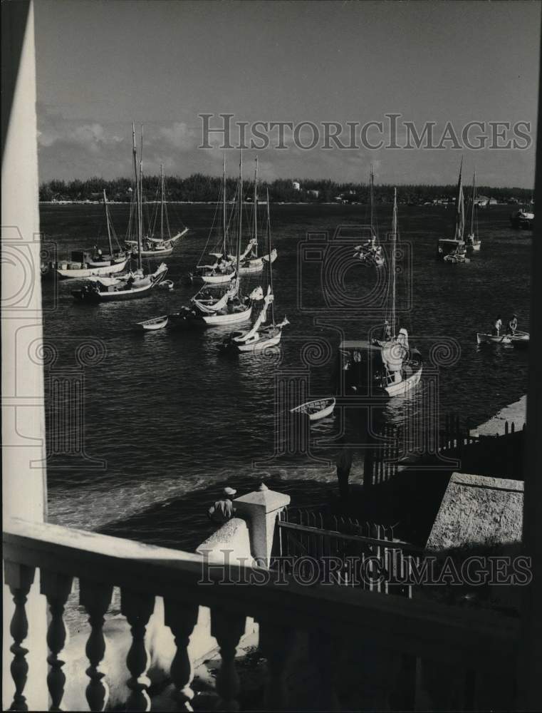 1957 Press Photo Bahama work boats await turn at Nassau sea wall market- Historic Images