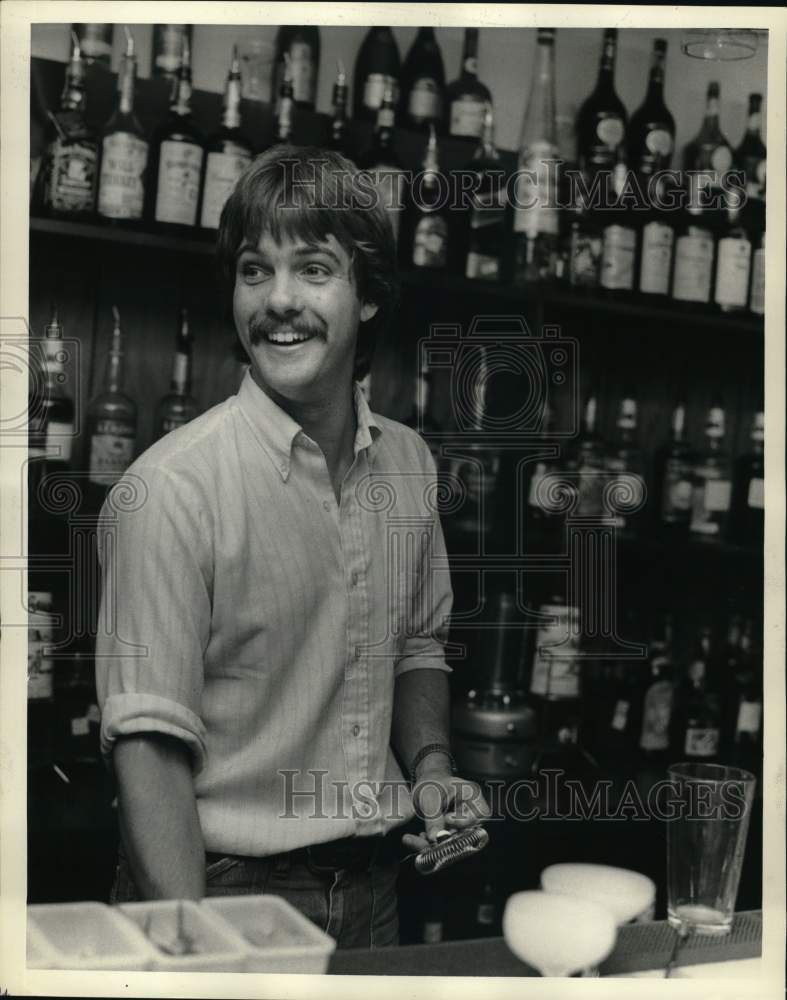 1978 Press Photo Chris Vaughan, bartender - hps07888- Historic Images