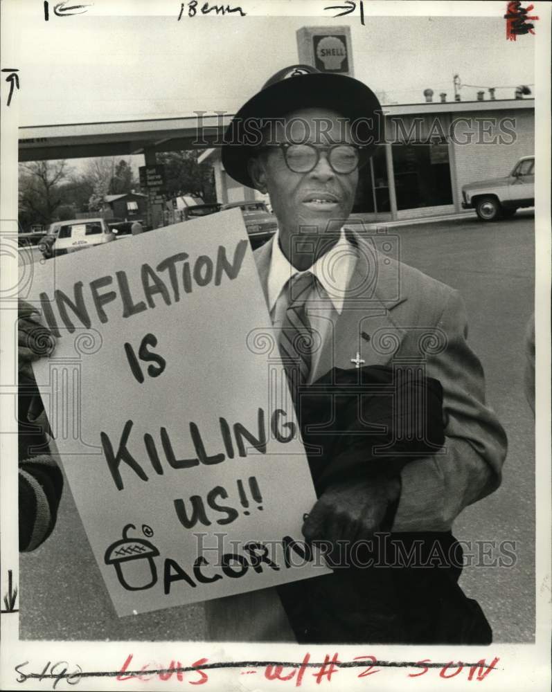 1979 Press Photo Lovis Flake holds up ACORN sign. - hps07910- Historic Images