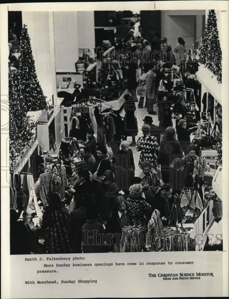 1978 Press Photo Christmas shoppers in crowded mall. - hps07915- Historic Images