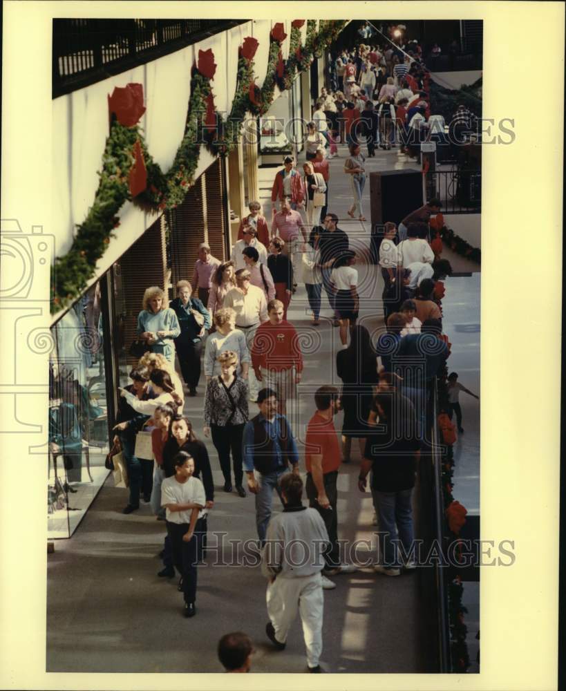 1989 Press Photo Shoppers crowd Galleria Mall for early Christmas shopping- Historic Images