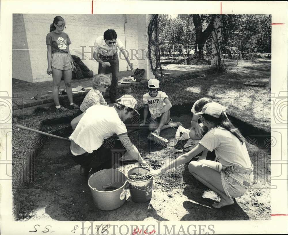 1982 Press Photo Rod McIntosh supervises Archaeology Dig in Sam Houston Park- Historic Images