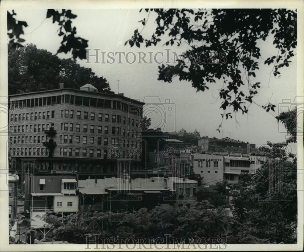 1977 Press Photo View of lush green Ozarks of Eureka Springs, Arkansas.- Historic Images