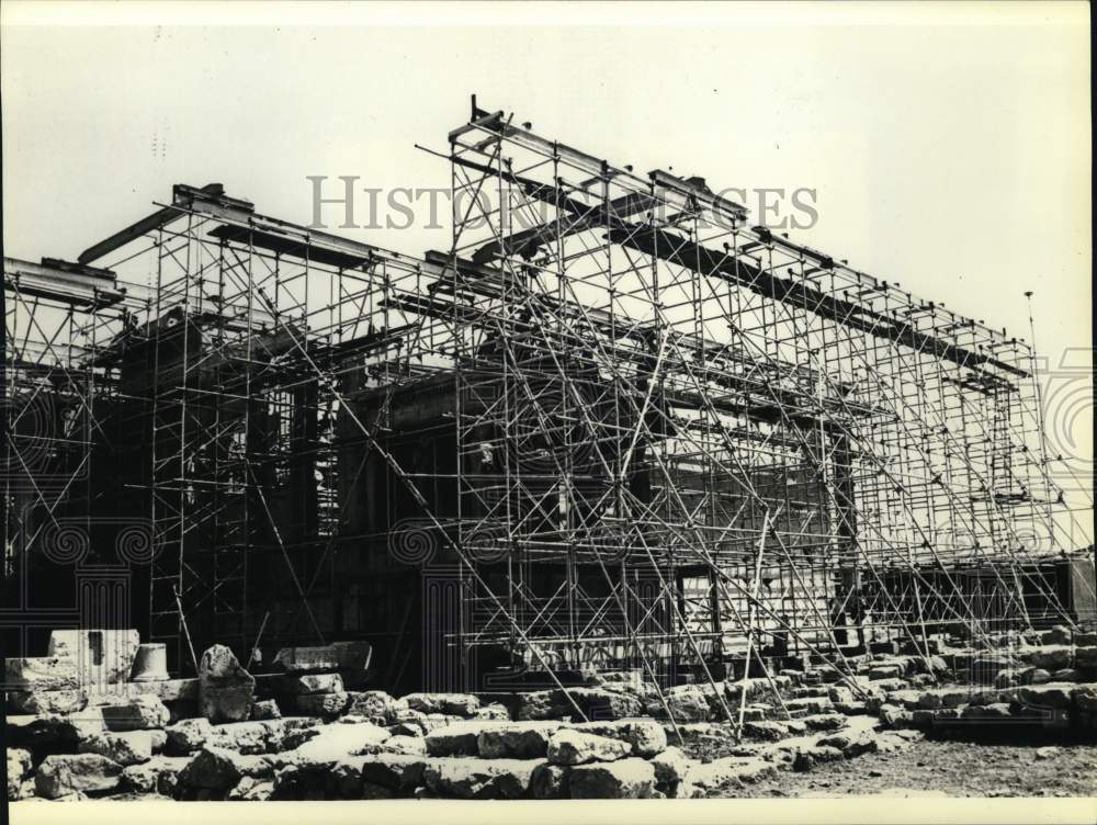 1982 Press Photo Scaffolding Surrounds Temple on Acropolis, Athens, Greece- Historic Images