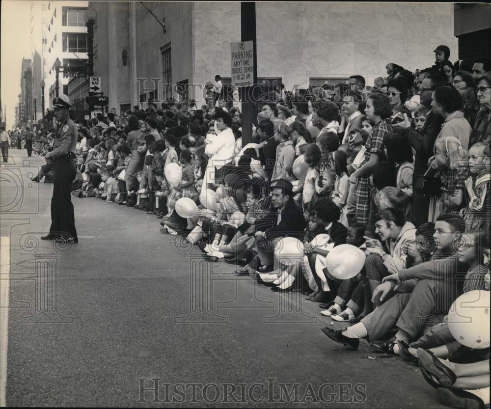 1960 Press Photo Spectators on Sidewalk during Thanksgiving Day Parade- Historic Images