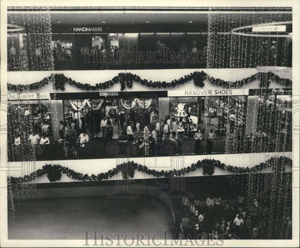 1978 Press Photo Christmas Shopping inside Mall - hps08049- Historic Images