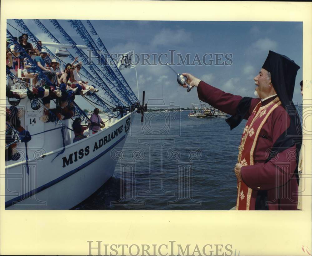 1990 Press Photo Father Charles Anastassiou bless the Miss Adrianne in Galveston- Historic Images