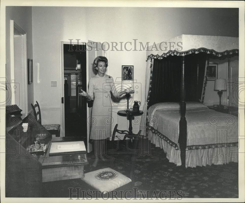 1965 Press Photo Mrs. Angier Biddle Duke in King&#39;s Room, Blair House, Washington- Historic Images