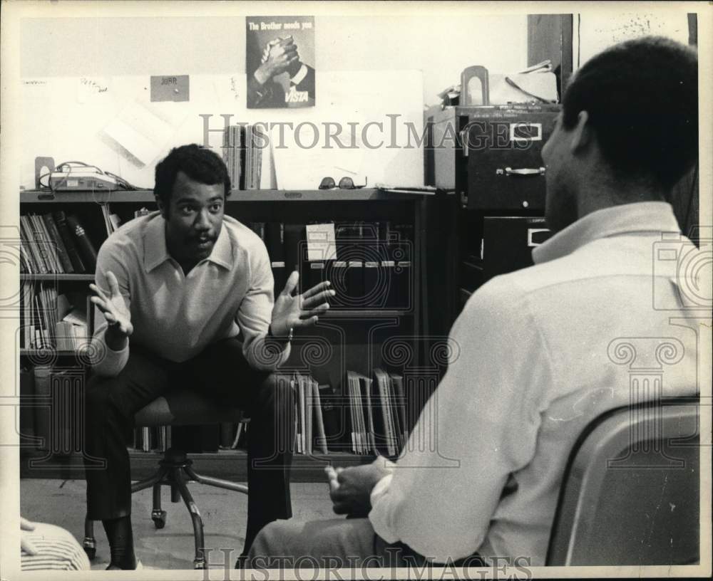 1970 Press Photo Stephen Goodwin speaks with Student at Cornell - hps08075- Historic Images