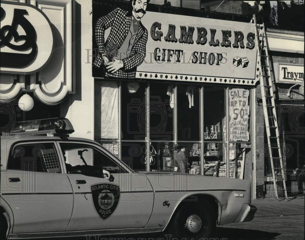 1978 Press Photo Atlantic City, New Jersey Police patrol Gamblers Gift Shop- Historic Images